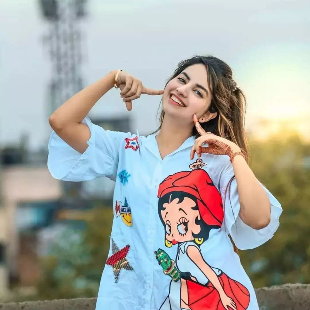 Stylish cute girl pic for DP with aesthetic look