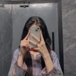 hide face girl pic mirror 2