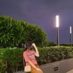 stylish girl pic hiding face 1