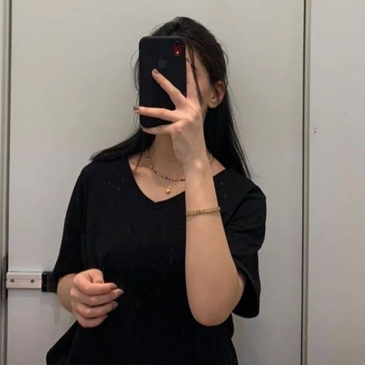 Mirror Selfie for Men Best Stylish DP Pose Ideas 2026 15 Mirror Selfie DP with Phone Cover Style