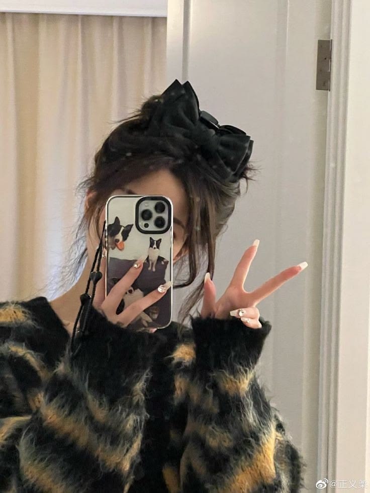 Mirror Selfie for Men Best Stylish DP Pose Ideas 2026 3 Why Mirror Selfie DPs Are So Popular