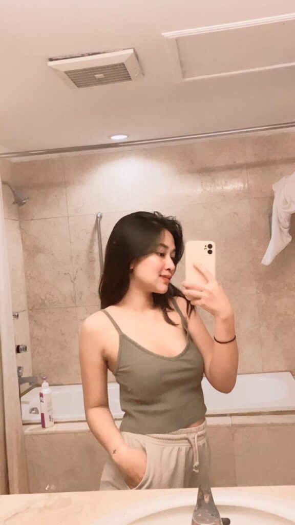 Girls DP: 1200+ Cute, Stylish Images & Profile Pictures 18 mirror selfie girls dp